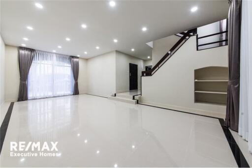 Townhome-Home Office 4 Stories, 7 Beds For Sale  Ekamai Close to Donki Mall