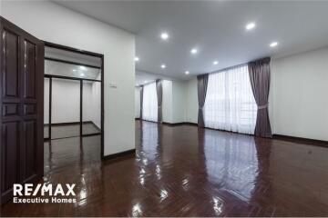 Townhome-Home Office 4 Stories, 7 Beds For Sale  Ekamai Close to Donki Mall