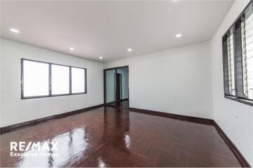 Townhome-Home Office 4 Stories, 7 Beds For Sale  Ekamai Close to Donki Mall