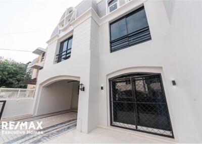 Townhome-Home Office 4 Stories, 7 Beds For Sale  Ekamai Close to Donki Mall