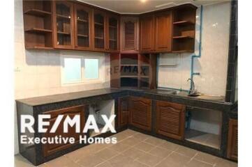 Available PET Freindly Townhouse 4 Beds For Rent In Sathorn Soi 3