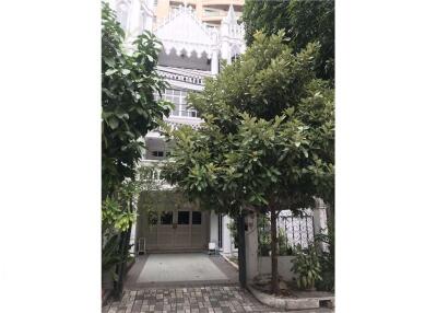 Available PET Freindly Townhouse 4 Beds For Rent In Sathorn Soi 3