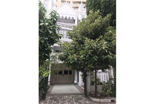 Available PET Freindly Townhouse 4 Beds For Rent In Sathorn Soi 3