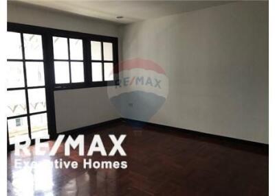 Available PET Freindly Townhouse 4 Beds For Rent In Sathorn Soi 3