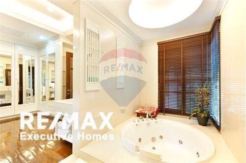 For rent single house 5 bedrooms in nice compound Sathorn