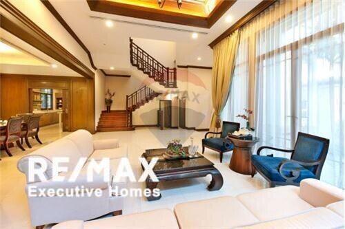 For rent single house 5 bedrooms in nice compound Sathorn