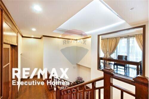 For rent single house 5 bedrooms in nice compound Sathorn