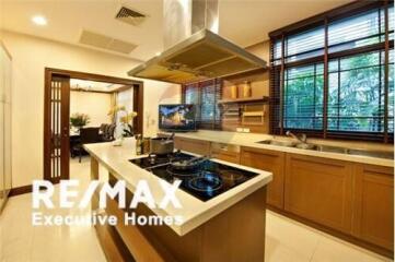 For rent single house 5 bedrooms in nice compound Sathorn