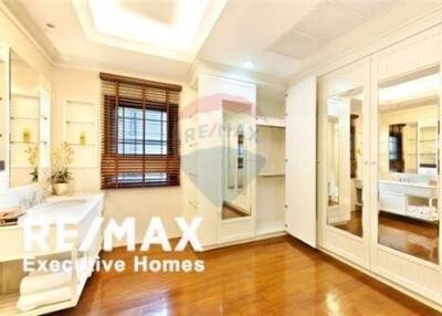 For rent single house 5 bedrooms in nice compound Sathorn
