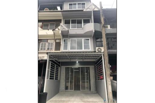 4-storey townhouse(18sqw) for sale with Tenant in Ekkamai-Phrakanong