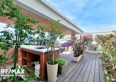 Luxury townhouse 4 bedrooms with private pool in Sukhumvit 49