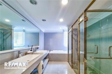 Luxury townhouse 4 bedrooms with private pool in Sukhumvit 49