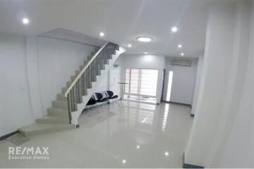 Townhouse home office for rent near BTS eakkamai