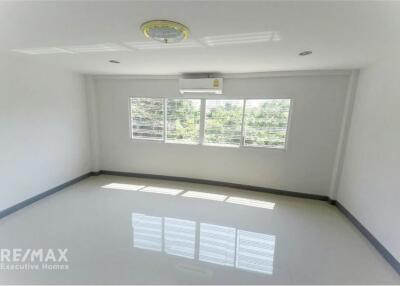 Townhouse home office for rent near BTS eakkamai