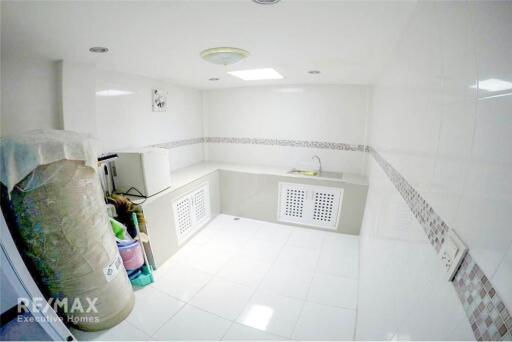 Townhouse home office for rent near BTS eakkamai