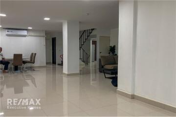 Pet-Friendly Townhouse for Rent near BTS Phrompong