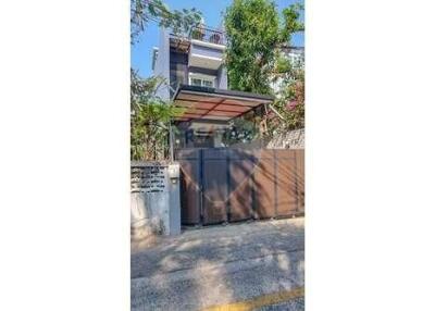 Charming 3 Bed Townhouse for Rent with Private Yard in Thonglor Sukhumvit 55 - Small Pet Allowed