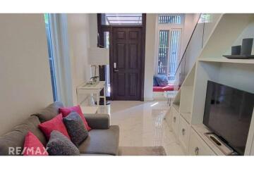 Charming 3 Bed Townhouse for Rent with Private Yard in Thonglor Sukhumvit 55 - Small Pet Allowed