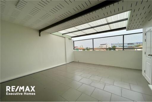 Modern Townhouse with 4 Bedrooms, Maid