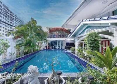 Experience Ultimate Luxury: Stunning 5-Bedroom House with Private Pool, Unbeatable Access to Sukhumvit and Suvarnabhumi Airport!