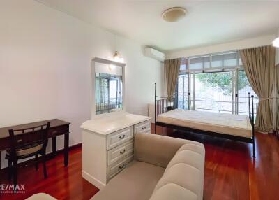 Spacious and Stylish: 3-Bedroom Greenhouse Home with Easy Access to Ekkamai BTS.