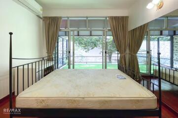 Spacious and Stylish: 3-Bedroom Greenhouse Home with Easy Access to Ekkamai BTS.