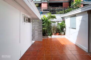 Spacious and Stylish: 3-Bedroom Greenhouse Home with Easy Access to Ekkamai BTS.