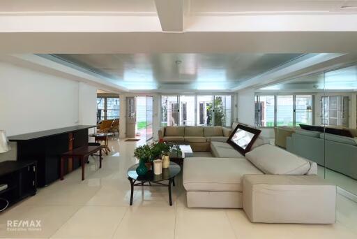 Spacious and Stylish: 3-Bedroom Greenhouse Home with Easy Access to Ekkamai BTS.