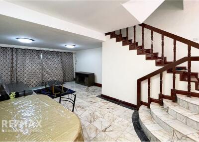 Town house 4 storeys with rooftop, accept the office  and company registration located in Sukhumvit 49 Pet friendly.