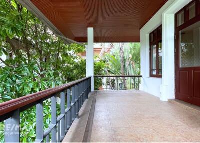 House 4-Bedroom with private pool Easy Access to Ekkamai BTS - Perfect for Families!