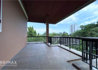 House 4-Bedroom with private pool Easy Access to Ekkamai BTS - Perfect for Families!