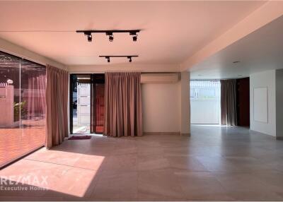 Townhome 3 storey Perfect for living or office space for rent, close to Ekkamai BTS.