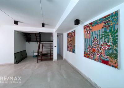 Townhome 3 storey Perfect for living or office space for rent, close to Ekkamai BTS.