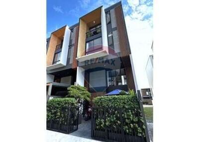 Beautiful and modern townhouse 3 bedroom in On nut.