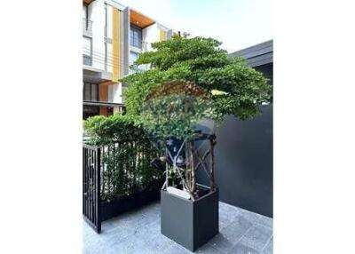 Beautiful and modern townhouse 3 bedroom in On nut.