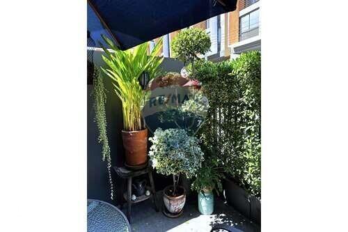 Beautiful and modern townhouse 3 bedroom in On nut.