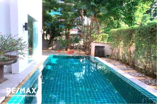 A homey house for rent with a swimming pool in Pattanakarn with great value.