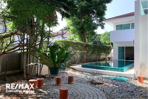 A homey house for rent with a swimming pool in Pattanakarn with great value.