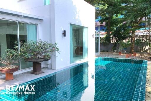 A homey house for rent with a swimming pool in Pattanakarn with great value.