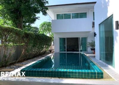 A homey house for rent with a swimming pool in Pattanakarn with great value.