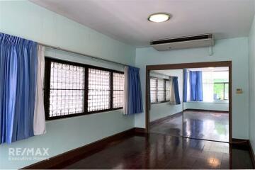 A nice house can be rented as a commercial with 2 stories suitable for restaurant, clinic, spa and Etc. in Sukhumvit 49.