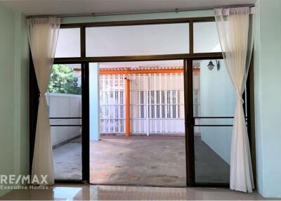 A nice house can be rented as a commercial with 2 stories suitable for restaurant, clinic, spa and Etc. in Sukhumvit 49.