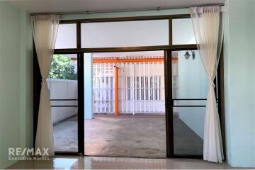 A nice house can be rented as a commercial with 2 stories suitable for restaurant, clinic, spa and Etc. in Sukhumvit 49.