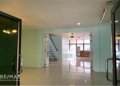 A nice house can be rented as a commercial with 2 stories suitable for restaurant, clinic, spa and Etc. in Sukhumvit 49.