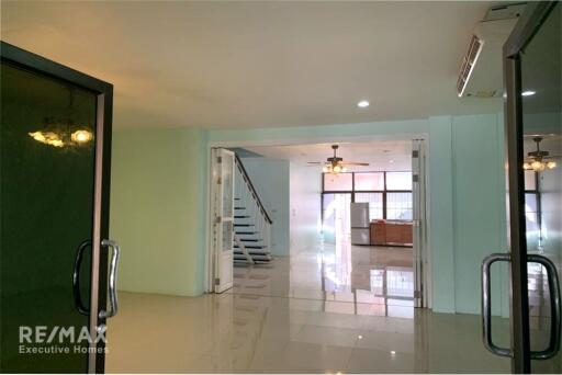 A nice house can be rented as a commercial with 2 stories suitable for restaurant, clinic, spa and Etc. in Sukhumvit 49.