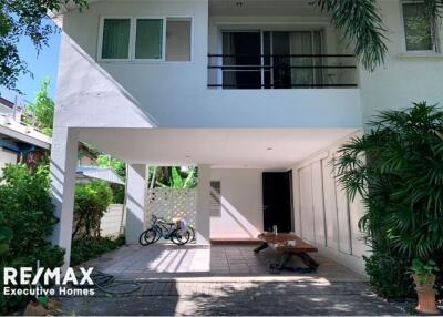 A homey house for rent with a swimming pool in Pattanakarn with great value.