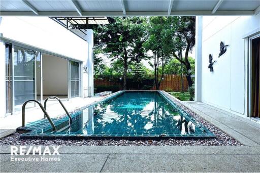 A homey house for rent with a swimming pool in Pattanakarn with great value.