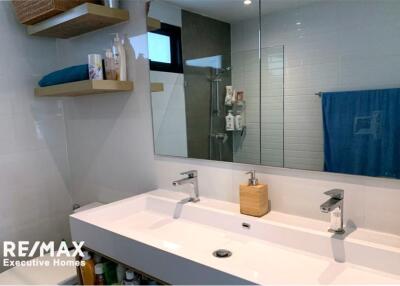 A modern house and facilities with great value and easy access from Bangna Trat 39 to Sukhumvit Road.