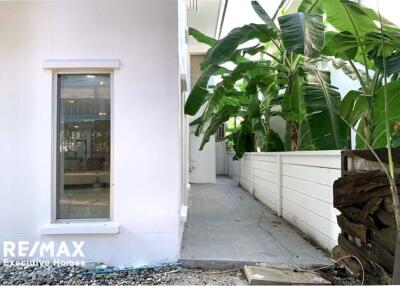 A homey house for rent with a swimming pool in Pattanakarn with great value.