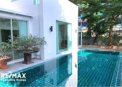 A homey house for rent with a swimming pool in Pattanakarn.